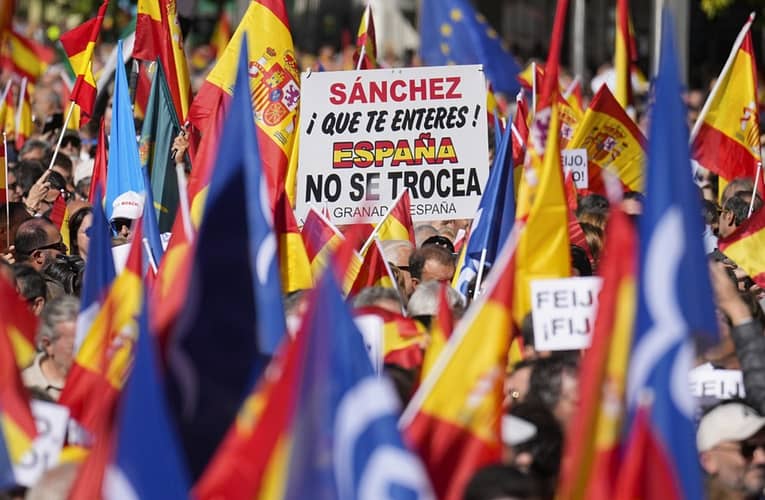 Thousands of right-wing activists march against S?nchez and ‘indignity’ of amnesty law
